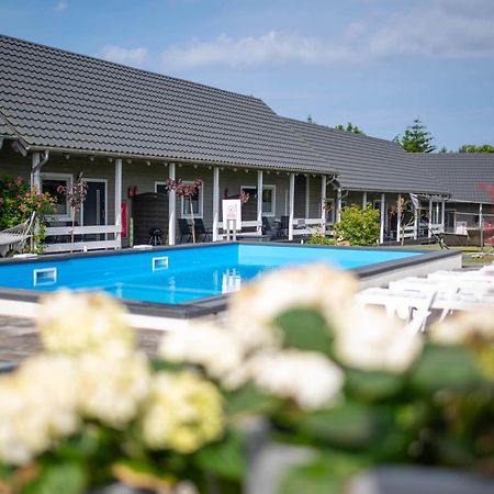 U Ani Domki Z Podgrzewanym Basenem Rewal Exteriör bild
